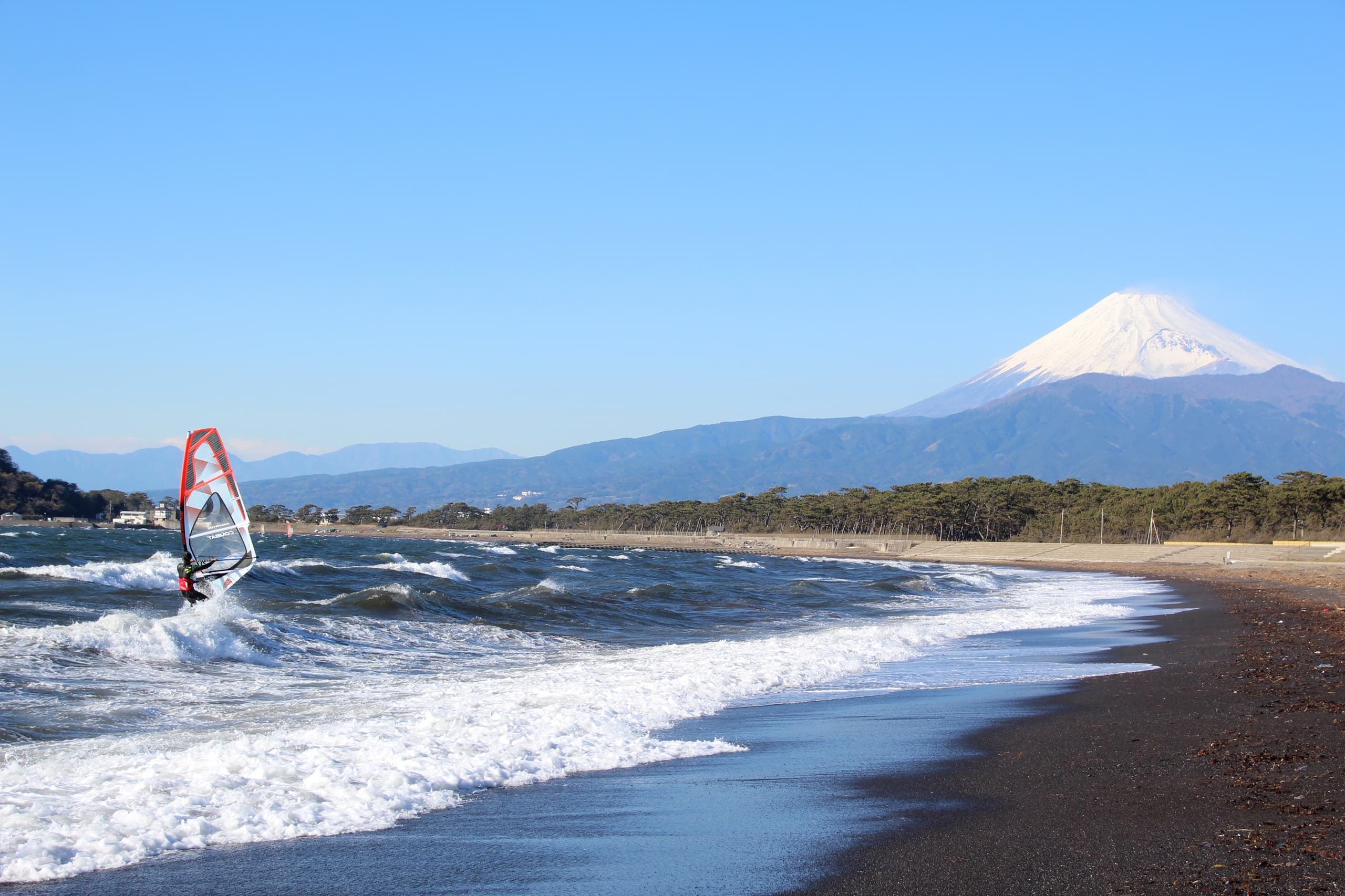 沼津市志下海岸から見える富士山
