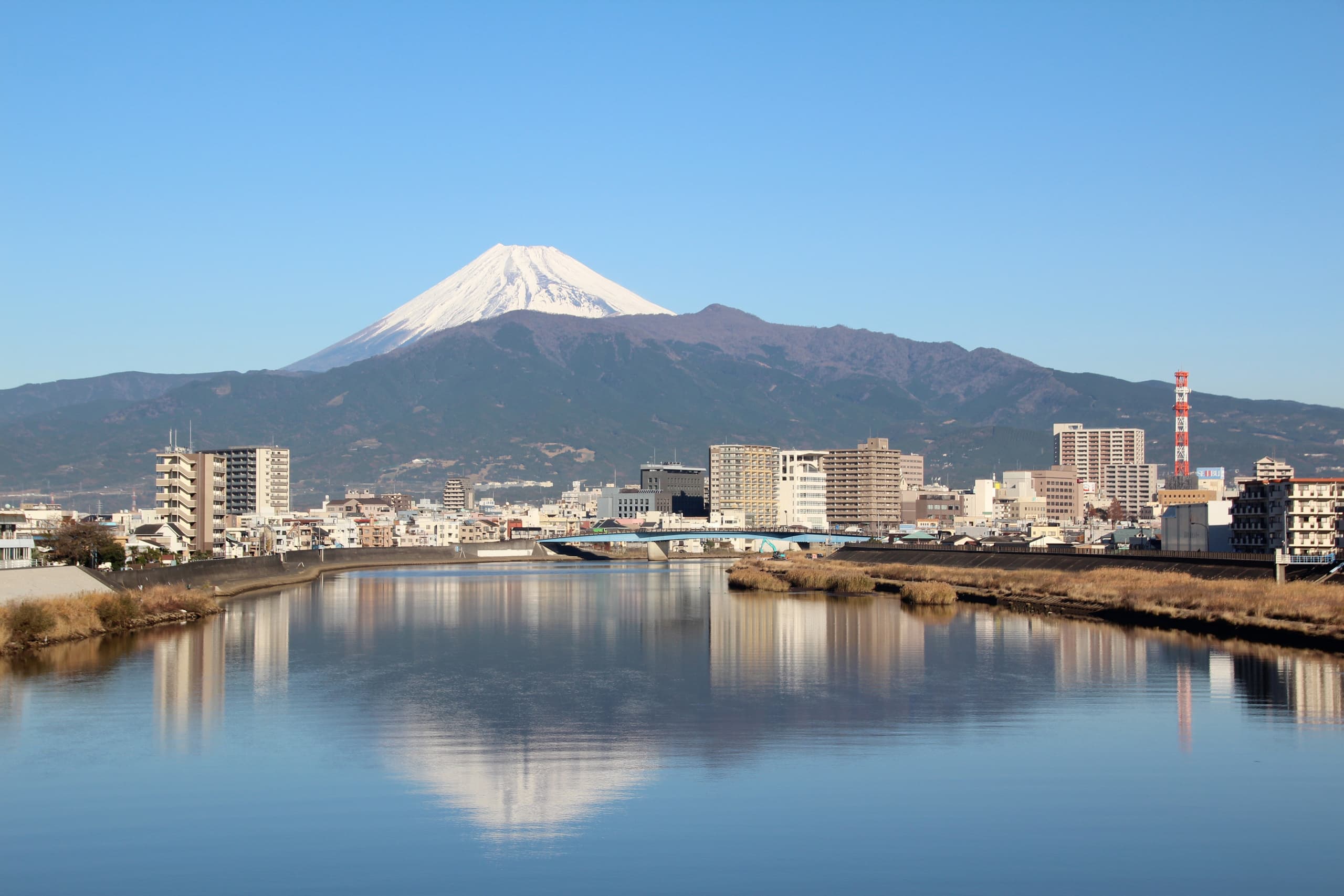 沼津市狩野川から見る富士山